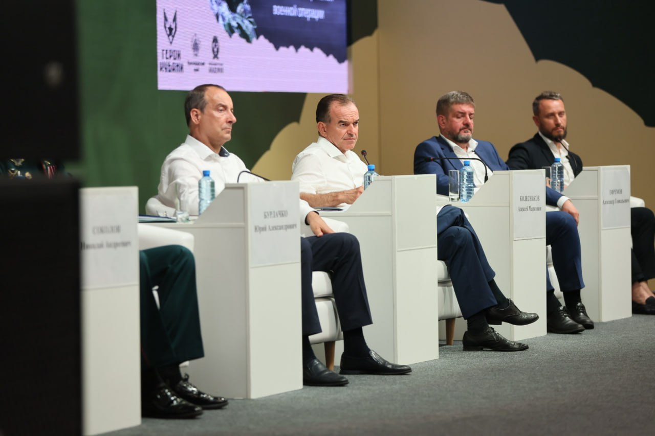 Вениамин Кондратьев встретился с финалистами проекта Герои Кубани На встречу с губернатором пришли более 60 финалистов Хочу поблагодарить вас от каждого из шести миллионов жителей Кубани за то что в ответственное для страны время встали на защиту Родины Теперь вы вернулись чтобы строить мирную жизнь Здесь собрались люди способные принимать решения брать на себя ответственность и идти к победе Проект Герои Кубани создан именно для того чтобы находить таких сильных и деятельных граждан как вы интегрировать их в органы власти систему управления и реальный сектор экономики Нам нужны люди дела способные добиваться результата Каждый из вас обладает уникальным опытом и навыками и наша задача найти ту сферу где вы будете максимально востребованы и сможете вести за собой других Это принципиально важно для развития края Вызовы будут всегда поэтому давайте вместе работать над развитием края сказал Вениамин Кондратьев