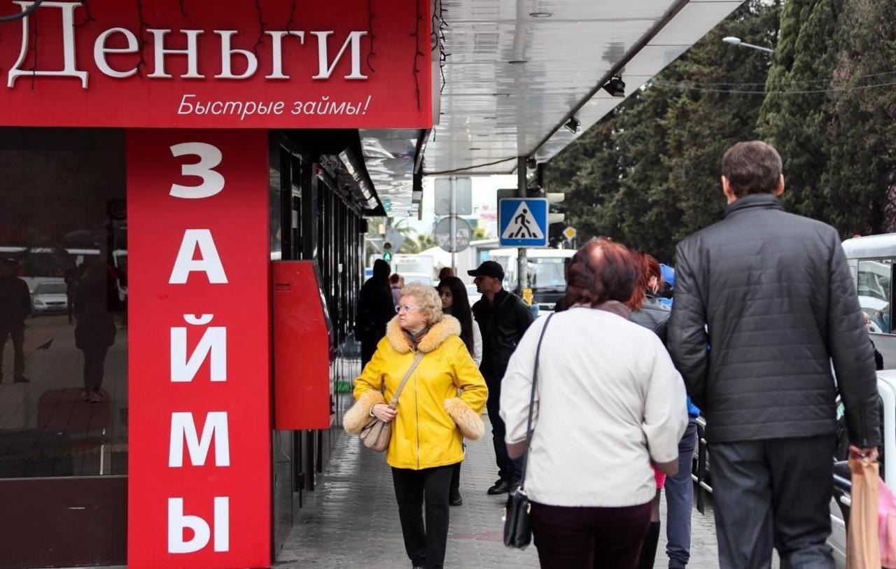 В России ужесточили правила для выдачи микрозаймов Каждому второму желающему теперь не дадут деньги до зарплаты Президент РФ Владимир Путин подписал закон согласно которому в частности с 1 апреля 2026 года максимальная переплата по займам сроком до одного года будет снижена со 130 до 100 Кроме того с октября 2026 года начнет действовать переходный период когда МФО не смогут выдавать клиенту более двух кредитов с полной стоимостью более 200 годовых а с апреля 2027 года кредиторам запретят оформлять на человека более одного займа с полной стоимостью свыше 100 годовых С 1 января 2027 года вступит в силу запрет для МФО согласовывать физлицу новый договор потребительского займа до истечения четырех дней после полного погашения обязательств по ранее заключенному с банком или МФО договору потребительского кредита займа с полной стоимостью потребительского займа ПСК более 100 Также с 1 января 2027 года по договорам потребительского займа и приобретенным правам по таких договорам МФО запрещается заключать соглашение о новации обязательств по новому договору потребительского займа между теми же лицами а также дополнительное соглашение предусматривающее включение в состав задолженности по основному долгу по договору потребительского займа суммы непогашенной задолженности по процентам неустойке штрафам пени а также иным платежам Впрочем в Госдуме не все видят положительные изменений из за нового закона Жесткое регулирование микрофинансовых организаций МФО может привести к тому что большая часть россиян обратится к нелегальным кредиторам Об этом сообщил глава комитета Госдумы по финансовому рынку Анатолий Аксаков Такой риск существует При отказе в деньгах от МФО заемщик может пойти к черным кредиторам а ставки там могут быть в десятки раз выше Поэтому несмотря на призывы в Госдуме мы не ликвидируем МФО если чрезмерно давить на этот рынок часть операций просто уйдет в тень отметил он Юридические услуги Youtube Rutube Дзен ВК МАХ Купить рекламу