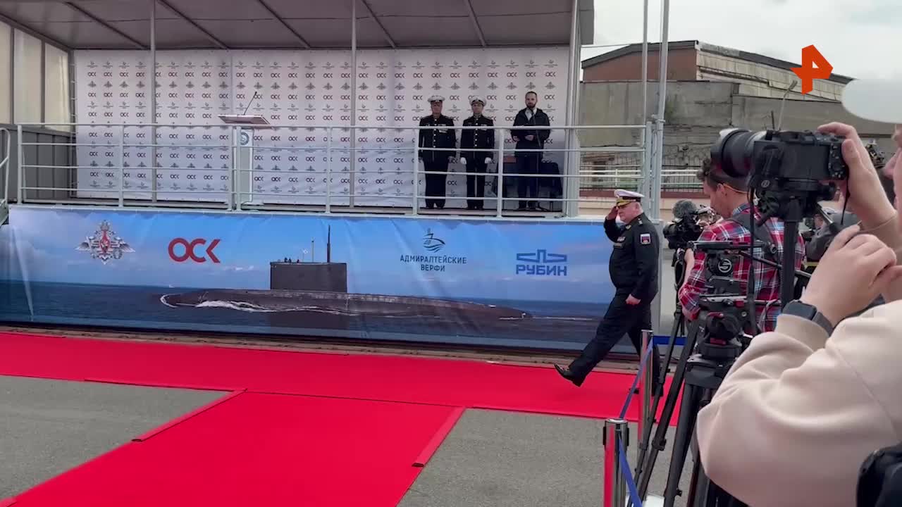 Подводная лодка 'Якутск' подняла флаг ВМФ России на 'Адмиралтейских верфях'