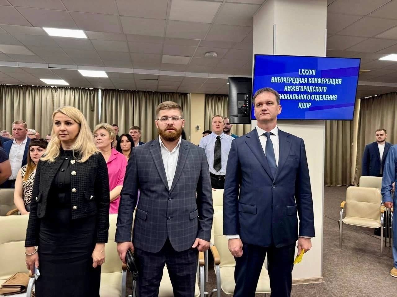 КАНДИДАТЫ В ГОРДУМУ ОТ ЛДПР Изучил список кандидатов в думу Нижнего Новгорода от ЛДПР. Безусловно, нужно похвалить партию за то, что закрыли все 39 округов. Но есть в таком большом количестве и минусы – слишком много малоизвестных людей. Преданных партийцев достаточно, а вот «звезд» и опытных политиков немного. Как я писал ещё в марте, действующие депутаты гордумы от ЛДПР Герман Карачевский округ №17 и Николай Чернышов округ №33 – на выборы не идут. Вместо них, как и говорил, заявились заместитель генерального директора ООО «Индустриальный парк "РУМО"» Игорь Теленков и Ирина Молькова – старший помощник руководителя фракции ЛДПР в Заксобрании Владислава Атмахова. Также я писал, что очень большие шансы избраться и получить третий мандат для ЛДПР в гордуме – у Ивана Корниенко в округе №29 на фото с конференции как раз Молькова, Корниенко и Теленков . Из интересных кандидатов стоит ещё отметить Романа Владиславовича Атмахова в округе №5 – сына Владислава Атмахова а его дочь Мария – член молодежной палаты Нижнего Новгорода . #думанижнего25