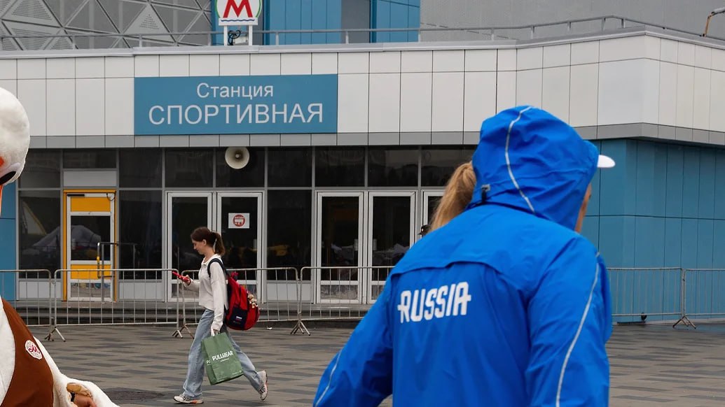 В Новосибирске введен режим повышенной готовности на станции метро «Спортивная». Как пояснили «Ъ-Сибирь» в мэрии, сейчас на объекте необходимо провести работы по инженерным системам, а также по конструкциям платформенных дверей станции.   «Для обеспечения безопасности проезда и сохранения целостности оборудования принято решение о проведении вышеуказанных работ в режиме «Повышенная готовность»,— сообщили в мэрии.   В августе 2024-го МП «Метромир» приняло решение о расторжении контракта с подрядной организацией «Спецтрансстрой», которая выполняла работы по строительству станции. В обосновании решения указывалось, что компания сорвала сроки сдачи объекта, который строится с 2019 года.   Фото: Алексей Танюшин, Коммерсантъ   Подписывайтесь на «Ъ-Сибирь»