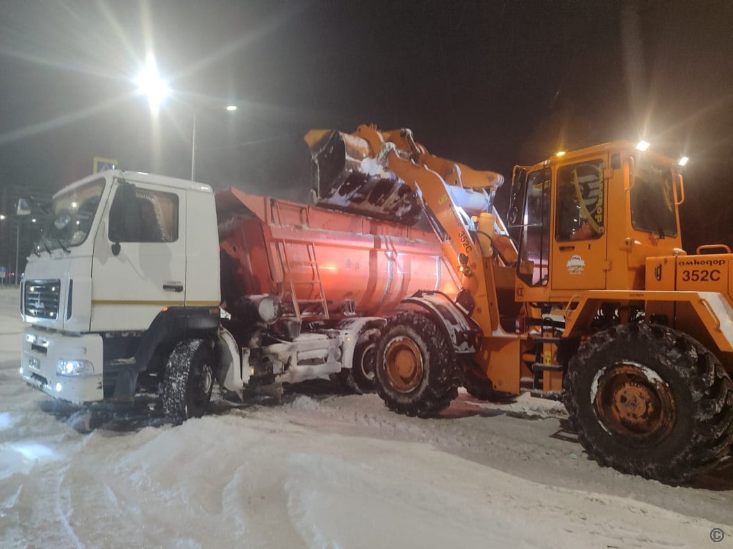 Дорожная служба проводит очистку улично-дорожной сети города  По данным метеослужбы за прошедшую ночь выпало 4 мм осадков при январской месячной норме 23 мм, всего с начала января выпало 14,3 мм.   В связи с продолжительными осадками 9 января и в ночь с 9 на 10 января дорожная служба в ночную смену проводила очистку улично-дорожной сети. На дорогах и тротуарах города работало 122 единицы техники.   Очистка проезжих частей проводилась на улицах: Георгия Исакова, Бехтерева, Червонная, Юрина, Власихинская, Фурманова, Сельскохозяйственная, Малахова, Попова, Антона  Петрова, Солнечная Поляна, Энтузиастов, Геблера, Партизанская, Интернациональная, Анатолия и других участках улично-дорожной сети.   Распределение противогололедных реагентов на дорогах проведено на улицах: Брестская, Союза Республик, Привокзальная, Новоугольная, Профинтерна, Свердлова, Пролетарская, Ракитная, Карельская, Мозаичная, Георгиева, 50 лет СССР, Энтузиастов, Панфиловцев, Балтийская, Партизанская, Ядринцева, Папанинцев, в Малом Прудском переулке, на  Южном и Лесной трактах и на других участках.   Вывоз снега проводился с улиц: Северо-Западная, Эмилии Алексеевой, Малахова, Смольная, Кутузова, Челюскинцев, Герцена, с проспекта Ленина.   В день, 10 января,  работы продолжаются. Проводится очистка тротуаров, подходов к пешеходным переходам, посадочных площадок и остановочных павильонов общественного транспорта, лестничных спусков и другие виды работ. В работах задействовано 124 дорожных рабочих и 86 единиц техники.