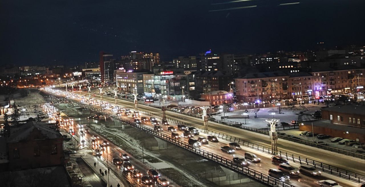 В Минприроды предположили откуда взялся оксид азота в омском воздухе 18 ноября на региональном автоматизированном посту наблюдений расположенном на улице 10 лет Октября 217 было зафиксировано кратковременное превышение предельно допустимой концентрации ПДК оксида азота С 8 40 до 9 00 концентрация оксида азота составила 0 446 мг м³ что на 1 17 раза выше нормы В региональном Минприроды с учетом текущих метеорологических условий предположили что основным источником загрязнения в данном месте мог быть автотранспорт На других региональных автоматизированных постах наблюдений превышения ПДК по контролируемым показателям не зафиксировано Специалисты Минприроды продолжают мониторинг качества воздуха в регионе Om1 Омск в MAX