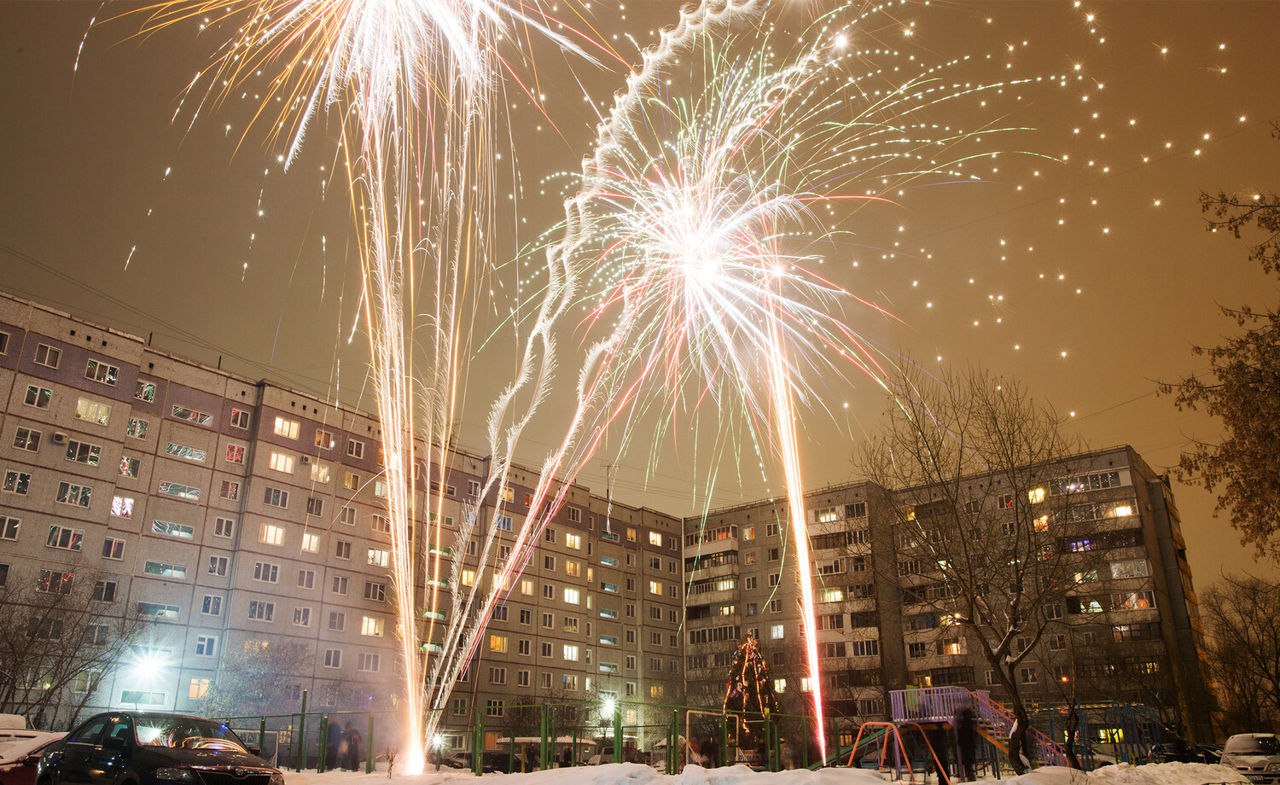 В Молдове потребовали запретить фейерверки на зимние праздники Народный адвокат Чеслав Панько и адвокат по правам ребенка Василе Корой обратились к властям с требованием запретить продажу и использование пиротехники по всей стране в период зимних праздников Они предупреждают что взрывы петард и фейерверков наносят вред детям пожилым людям людям с психическими расстройствами беженцам а также животным и окружающей среде Подписаться