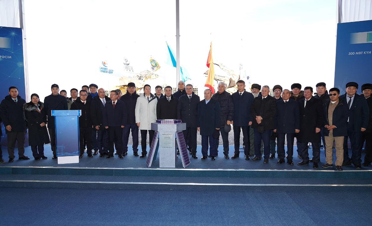 В Туркестанской области стартовало строительство СЭС мощностью 300 МВт В сельском округе Орангай Сауранского района началась реализация одного из крупнейших в Казахстане проектов в сфере солнечной энергетики строительство солнечной электростанции установленной мощностью 300 МВт Проект был официально запущен церемонией закладки временной капсулы Объект станет значимым элементом энергетической инфраструктуры региона После ввода в эксплуатацию СЭС позволит увеличить объёмы зелёной генерации усилить энергетическую безопасность Туркестанской области и снизить углеродную нагрузку на энергосистему В церемонии принял участие аким Туркестанской области Нуралхан Кушеров По его словам объём инвестиций в проект составляет около 160 млрд тенге В период строительства планируется создание порядка 500 рабочих мест преимущественно для местного населения Глава региона подчеркнул что проект имеет стратегическое значение для диверсификации экономики и соответствует государственным приоритетам по развитию возобновляемых источников энергии Также была отмечена роль партнёрской компании Energy China и поддержка со стороны Правительства Республики Казахстан Председатель правления ФНБ Самрук Қазына Нурлан Жакупов заявил что Фонд последовательно инвестирует в проекты ВИЭ а новая солнечная электростанция внесёт вклад в устойчивость национальной энергосистемы Посол КНР в Казахстане Хань Чуньлинь назвал проект примером стратегического партнёрства Казахстана и Китая в сфере зелёной энергетики В свою очередь представители China Energy Group и Samruk Energy подтвердили готовность реализовать проект в установленные сроки с соблюдением экологических стандартов После полного ввода в эксплуатацию СЭС мощностью 300 МВт станет одним из крупнейших солнечных объектов страны и создаст дополнительные условия для привлечения инвестиций и развития зелёной экономики Туркестанской области qazaqgreen