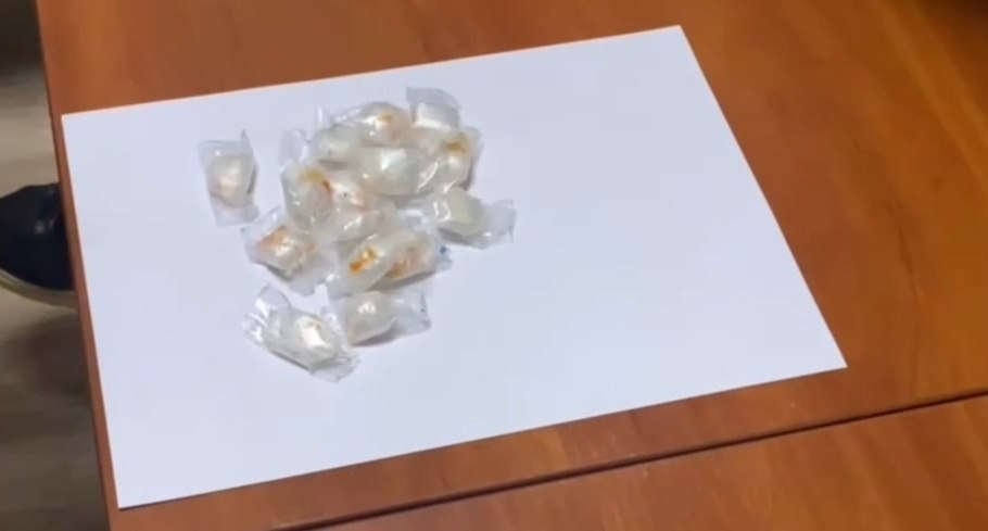 #НАРКОКОНТРОЛЬ В Мозыре задержана пара наркозакладчиков На двоих курьеров интернет-магазина по продаже психотропов вышли сотрудники наркоконтроля Мозырского РОВД. Установлено: 25-летний мозырянин и его 22-летняя девушка "работали" закладчиками. При выполнении очередного задания в лесном массиве г.Мозыря они оборудовали порядка 22 тайников, после чего были задержаны со сотрудниками милиции. При личном обыске и по месту жительства и в закладках оперативниками обнаружено и изъято около 100 грамм особо опасного психотропного вещества "Альфа-PVP". Следователями возбуждено уголовное дело за сбыт наркотиков в составе организованной группы. Фигурантам грозит до 20 лет лишения свободы.