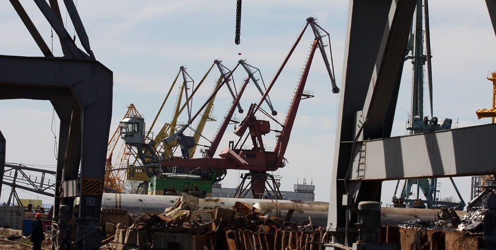 Возбуждено уголовное дело о сдаче на лом подъемных кранов в порту Самары. Как установили силовики, 31 грейфер был утилизирован по незаконному указанию бывшего гендиректора АО «Порт Самара»: