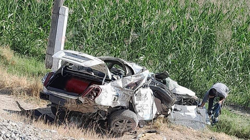 В Намангане поезд протаранил легковой автомобиль погибли 6 человек В результате аварии все находившиеся в Gentra пять женщин и ребёнок скончались Женщина водитель попыталась пересечь железнодорожные пути перед приближающимся составом kun uz ru 61145815 Официальные страницы Kun uz Telegram Facebook Instagram Youtube