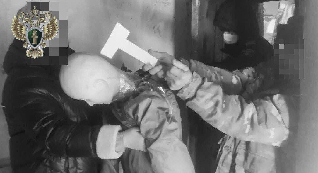 Житель Изобильненского округа надолго лишился свободы за жестокое убийство  Прокуратурой Изобильненского района поддержано государственное обвинение по уголовному делу в отношении 65 летнего жителя станицы Каменнобродской Он признан виновным по ч 1 ст 105 УК РФ убийство В суде установлено что в феврале текущего года нетрезвый подсудимый в одном из домовладений станицы в ходе ссоры с ранее знакомым мужчиной нанес ему не менее 12 ударов молотком по голове От полученных травм потерпевший скончался на месте происшествия С учетом позиции государственного обвинителя суд приговорил подсудимого к 8 годам лишения свободы с отбыванием наказания в колонии строгого режима  Приговор вступил в законную силу   Сайт Тelegram ВК Обратиться в прокуратуру