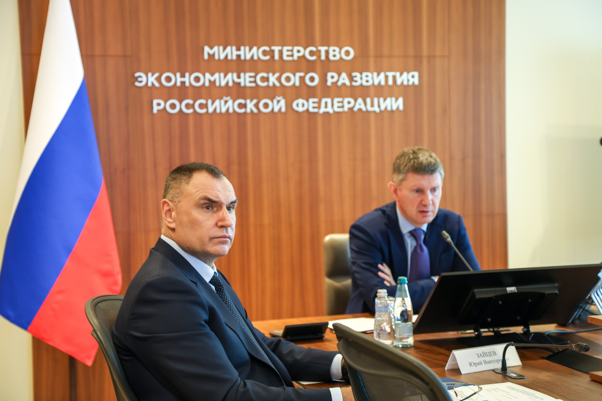 Рассказал Министру экономического развития Российской Федерации Максиму Геннадьевичу Решетникову о шагах которые предпринимаем для улучшения делового климата в Марий Эл Фонд развития промышленности республики с 2020 года выдал 53 займа на сумму почти 1 миллиард рублей Поддержаны проекты в производстве дверей торгово холодильного оборудования радиоэлектронике и лесной промышленности В 2024 году создан Фонд инвестиционного развития РМЭ по принципу одного окна Только в этом году он выдал 4 льготных займа на сумму 601 миллион рублей До 2030 года на эти цели запланировано более 2 3 миллиарда рублей Утверждена дорожная карта по улучшению условий ведения бизнеса до 2030 года Разработан проект Стратегии социально экономического развития до 2036 года и Концептуальный мастер план развития туризма до 2030 года Наша работа направлена на то чтобы сделать Марий Эл регионом где выгодно удобно и надежно строить свой бизнес создавать новые рабочие места и развивать экономику