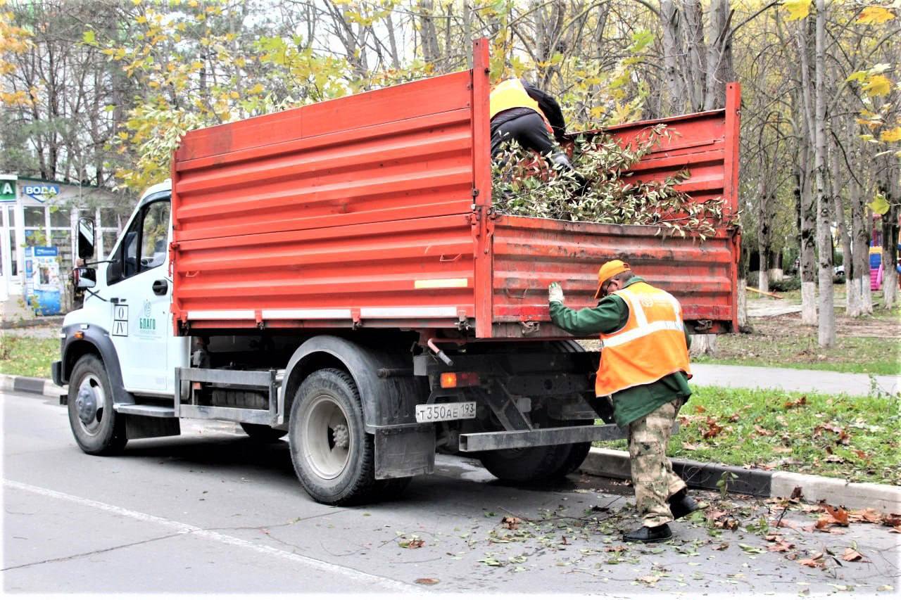 5700 кубометров листьев уже собрали анапские дворники         Подведем первые итоги осени, хоть уборка листьев и продолжается     В городе на санитарную очистку на свои участки ежедневно выходят около 70 специалистов. Сгребают листву вручную, собирают в мешки и вывозят или убирают с помощью уличного пылесоса. В день получается не менее 75-80 кубометров. И так изо дня в день     Давайте просто скажем этим людям спасибо