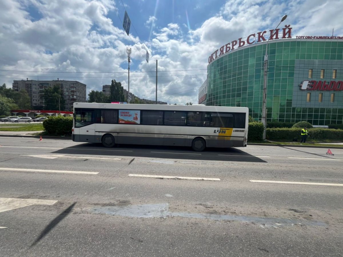 Восьмилетний мальчик выскочил под колеса автобуса в Липецке и оказался в больнице По информации очевидцев, ребёнок неожиданно выбежал на оживлённом перекрёстке около ТЦ «Октябрьский» из-за двух рядов плотно стоящих машин прямо под автобус. ↗ Прислать новость Подписаться