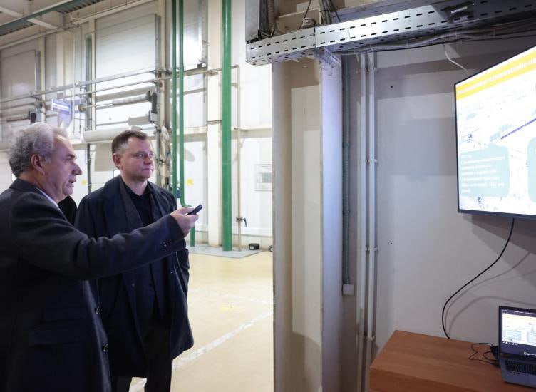 Крупнейший на юге РФ роботизированный склад начали строить в Ростове Инновационный логистический центр строится на улице Луговой Роботизированный склад предназначен для хранения и сортировки грузов Складское помещение высотой 30 м и площадью 2200 кв м оснастят роботизированной системой хранения и обработки грузов по технологии 3D шаттл что позволит обеспечить хранение 10 тысяч палето мест Предусмотрена полная автоматизация процессов без участия человека Управлять системой будут с помощью отечественного программного обеспечения говорится в сообщении Объект планируется построить до конца 2027 года Инвестором выступает Северо Кавказское логистическое предприятие которое вложит в реализацию проекта 700 млн рублей На стройплощадке побывал губернатор Ростовской области Юрий Слюсарь который осмотрел действующие складские площадки и обсудил с гендиректором компании Виктором Халыном перспективы развития логистического комплекса Фото Донское правительство ИА ДОН 24 Отправить новость