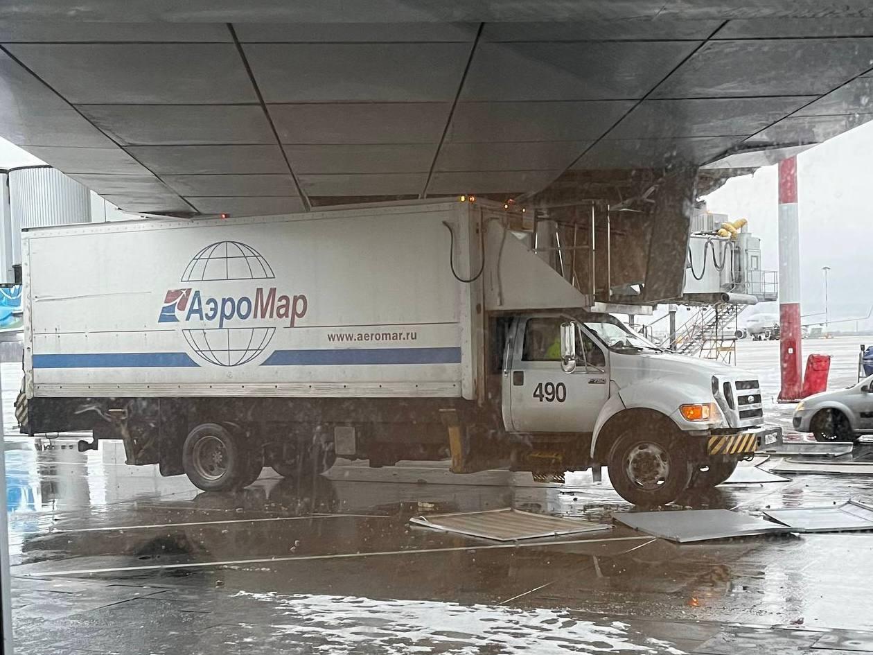 Аэромар снова оставил памятный автограф в терминале Пулково Спецавтомобиль крупнейшего в России производителя бортового питания Аэромар входит в группу Аэрофлот протаранил ротонду здания терминала В пресс службе оператора питерского аэропорта виновником ДТП назвали водителя наземной техники который немного не рассчитал габариты своего транспортного средства Обошлось без пострадавших если не считать повреждённую обшивку здания терминала Инцидент не оказал влияния на операционную деятельность аэропорта добавили в ВВСС Для аэропорта Пулково это уже привычное явление Летом он на два дня становился полигоном для испытаний на прочность в краш тесте терминала тогда участвовали не только водители Аэромара но и пилоты телетрапов