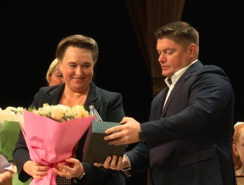 Участниц конкурса Женщина хозяйка села наградили в Калуге В Калуге подвели итоги областного конкурса Женщина хозяйка села и наградили его участниц и победительниц В этом году за победу боролись 76 сельских жительниц с активной жизненной позицией из 20 муниципальных округов http gtrk kaluga ru news obschestvo news 58601