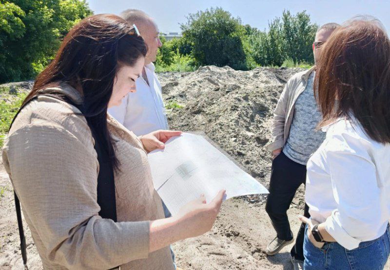 В Курске начали строить спортплощадку в 1-м Благодатном переулке. Проект реализуется в рамках программы «Народный бюджет». Представители администрации Центрального округа, подрядчики и специалисты Управления капитального строительства провели совещание. На встрече обсудили план работ и детали проекта. Администрация продолжит контролировать процесс и регулярно посещать объект.