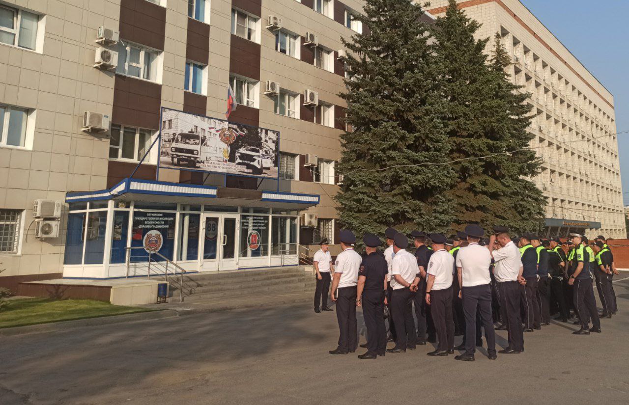 В Волгограде пройдут сплошные проверки водителей В целях повышения безопасности дорожного движения 6 июня сотрудники Госавтоинспекции в Волгограде проводят специальное рейдовое мероприятие. Контроль осуществляется путем сплошных проверок водителей Особое внимание нарядов обращено: на выявление водителей, управляющих транспортным средством с подложными государственными регистрационными знаками, либо вообще без знаков; управляющие транспортным средством, не зарегистрированными в установленном порядке; управляющие транспортным средством с нарушением Техрегламента тонировка ; управляющие в состоянии опьянения; на выявление лиц и транспорта, находящегося в розыске. Водителям необходимо соблюдать требования временных дорожных знаков и указателей, выполнять требования сотрудников дорожно-патрульной службы.