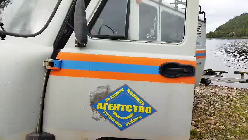 Спасатели помогли мужчине после переворота лодки во Владивостоке