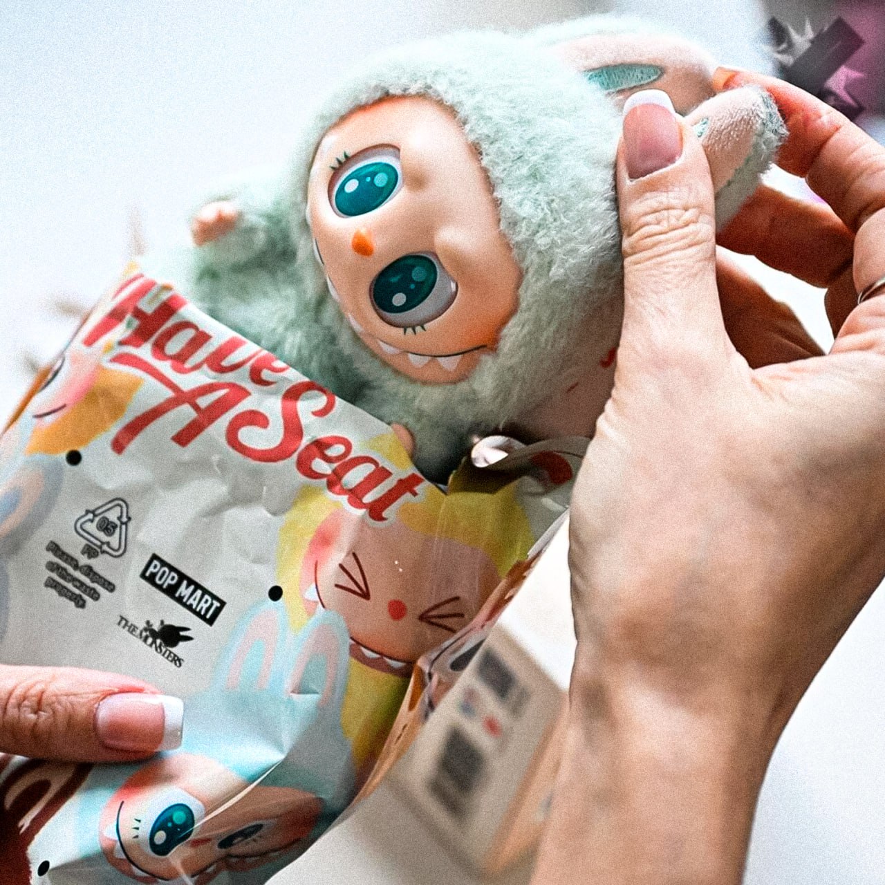 Лабубу портит здоровье Роскачество выявило токсичное вещество в одной из игрушек Специалисты выяснили что в одном из 13 исследованных образцов Лабубу обнаружено превышение диоктилфталата вещества способного негативно влиять на здоровье при длительном контакте Проверка проходила по 53 показателям безопасности и качества оригинальный экземпляр тоже участвовал давайте угадаем кого заблокируют следующим а я уже купил НМШ