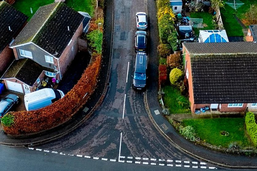 Британцам пообещали отремонтировать дорогу к рождению их правнуков Жители графства Оксфордшир пожаловались на сильно повреждённую дорогу в Хоршем Клоуз в Банбери которая вела в тупик Наверное поэтому чиновники долгое время закрывали на нее глаза согласно сообщению Daily Mail в последний раз полноценный ремонт полотна здесь проходил аж в 1983 году Они обратились в Совет графства с просьбой отремонтировать дорогу Тогда им открылась страшная правда Согласно последнему ежегодному исследованию технического обслуживания дорог местными органами власти ALARM средний срок ремонта дорог составляет 103 года Власти признали проблему но посетовали что финансирование не позволяет ремонтировать дороги в сроки которые хотелось бы Таким образом обновленную дорогу смогут увидеть только правнуки местных жителей Подписаться на truekpru Читать нас в MAX