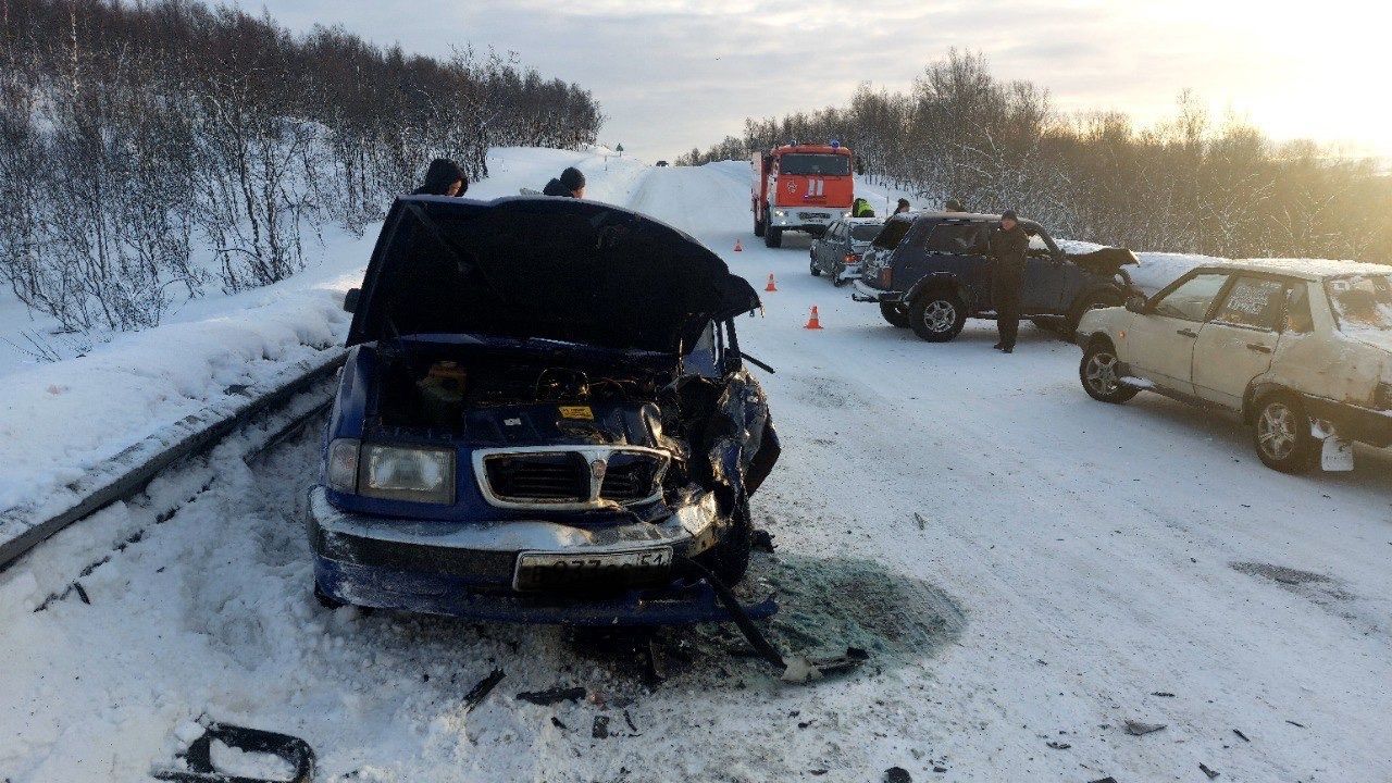 В Кольском районе дорогу не поделили "Нива" и "Волга"   15 февраля в 15:03 на 1414 км федеральной автодороги Р-21 "Кола" произошло лобовое столкновение автомобилей "Лада Нива" и "Волга 3110", сообщили в Управлении по ГОЧС и ПБ Мурманской области. В результате аварии пострадал один человек, его госпитализировали.     Подпишись — Вести Мурман