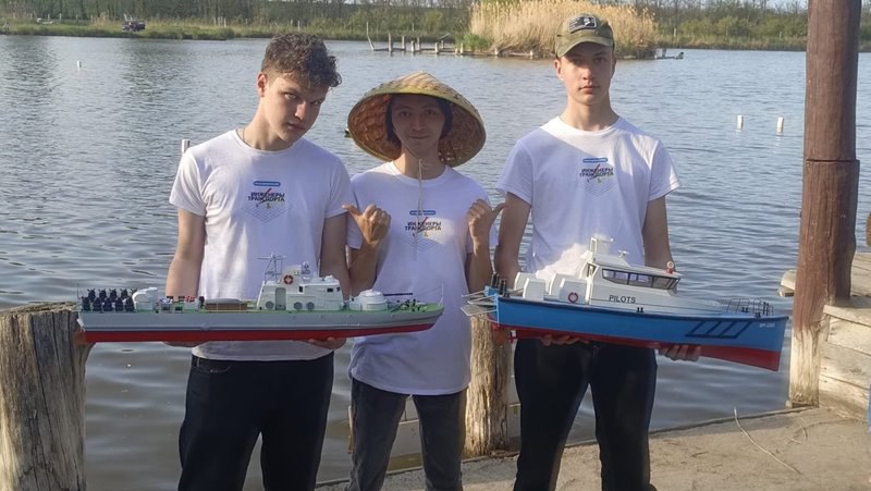 Новочеркасские судомоделисты стали победителями и призерами на Кубке Южного федерального округа. В станице Ленинградская Краснодарского края прошел открытый Кубок Южного федерального округа по судомодельному спорту среди школьников в лично-командном Первенстве ДОСААФ России Краснодарского края. Новочеркасск представляли воспитанники Центра технического творчества №1 имени В.В. Горбатко. По итогам соревнований Тимур Варфоломеев занял 2 место в классе моделей «ЕК-600», 1 место в классе моделей «ЕН-600», 2 место в классе моделей «F2-А». Вячеслав Печников занял 1 место в классе моделей «F4-С», 2 место в классе моделей «F2-В». Новочеркасские школьники заняли 3 общекомандное место.