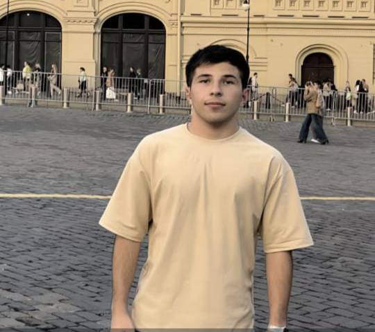 100 баллов по биологии набрал Алан Акбаев, выпускник МБОУ «СОШ пос. Правокубанский им. Р.И. Койчуева».  Выпускник Карачаевского района Алан Акбаев, продемонстрировав блестящие знания, получил высший балл на ЕГЭ по биологии и 93 балла по химии. Это не только его личный успех, но и гордость всего нашего района.  Алан — медалист первой степени, занимал призовые места на муниципальном этапе Всероссийской олимпиады школьников по биологии и английскому языку. Помимо учёбы, Алан активно занимается вольной борьбой и добивается успехов на республиканских турнирах.  Уверен, что его целеустремлённость и талант помогут ему достичь новых высот. Алан мечтает стать кардиохирургом и планирует поступить в Первый Московский государственный университет имени И. М. Сеченова.  От всей души поздравляю Алана с этим достижением! Желаю ему успехов в дальнейшем обучении и реализации всех планов. Мы верим в тебя и знаем, что ты сможешь достичь всех поставленных целей!