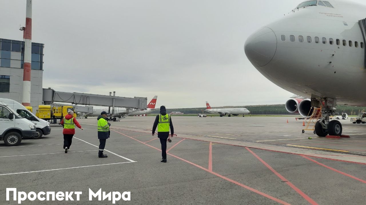 Самолет из Москвы не смог приземлиться в Красноярске. Рейс DP6547 Москва-Красноярск ушел на запасной аэродром в Томск из-за низкой облачности в аэропорту Красноярска. На борту самолета находится 183 пассажира. Аэропорт Красноярск работает в штатном режиме на приём и отправку воздушных судов. Решение о посадке принимает экипаж, - сказали в пресс-службе аэропорта.