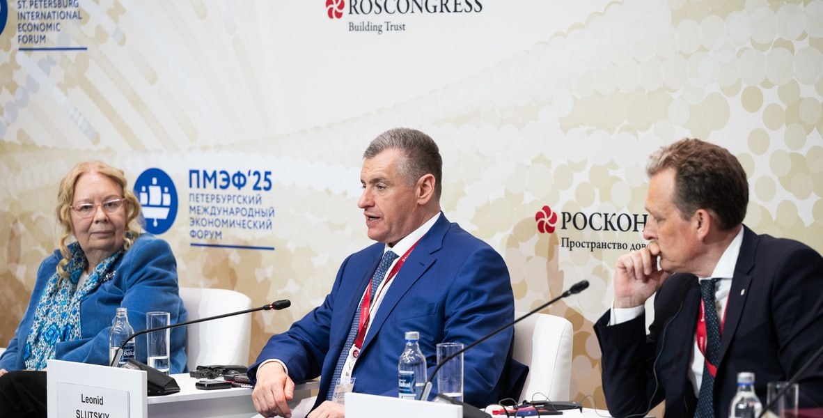 Россия и Бахрейн рассматривают переход на безвизовый режим в ближайшее время Леонид Слуцкий отметил увеличение туристических потоков между РФ и Бахрейном и указал, что страны рассматривают возможность перехода на безвизовый режим в кратчайшие сроки. Наши страны рассматривают возможность перехода в самое ближайшее время <…> к безвизовому режиму. Это мощнейший фактор положительной обратной связи на развитие туризма, это готовность к новой, более высокой орбите нашего взаимодействия в сфере туризма, — сказал Слуцкий, выступая в качестве модератора сессии "Россия - Бахрейн" на ПМЭФ. Глава думского комитета обратил внимание, что Россия вошла "в пятерку самых популярных зарубежных направлений" у туристов из Бахрейна. По его словам, туристический поток из Бахрейна в РФ за 2024 года вырос на 8%.