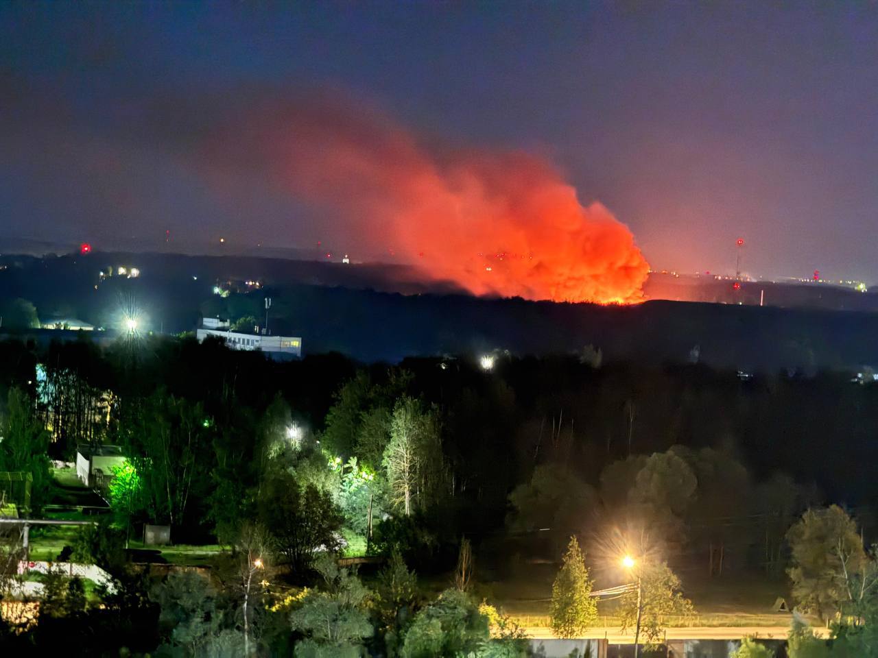 Крупный пожар в подмосковном Раменском.  Жители деревни Сафоново в Раменском районе в Подмосковье сообщают о пожаре недалеко от промзоны. Информация уточняется.