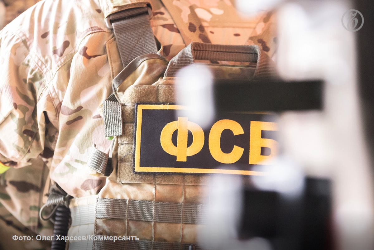В Ленобласти полиция и ФСБ задержали подозреваемых в обналичивании 287 млн рублей В Ленобласти сотрудники Федеральной службы безопасности совместно с полицией задержали трех предполагаемых участников группы, занимающейся обналичиванием денег. Всего на счета подозреваемых было переведено около 287 млн рублей, сообщили в пресс-службе регионального управления ФСБ. В данный момент расследуется уголовное дело в рамках п. «б» ч. 2 ст. 172 УК РФ Незаконная банковская деятельность с извлечением дохода в особо крупном размере . По итогам обысков у подозреваемых изъяли учредительные документы на юридические лица, печати организаций, деньги и банковские карты.