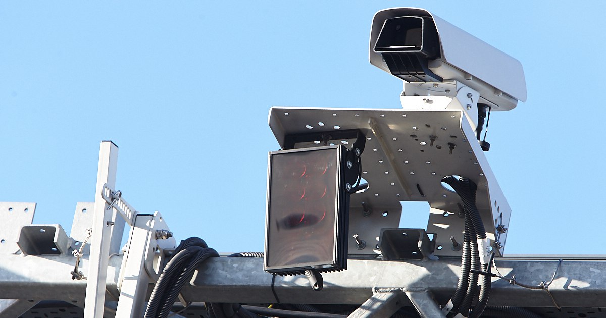 Минтранс предложил штрафовать тех кто перемещается на своих двоих Минтранс предложил штрафовать людей нарушающих правила на железной дороге используя камеры фотовидеофиксации по аналогии с теми что устанавливают на дорогах По данным ведомства при переходе путей в неположенных местах в 2024 году погибли 1 1 тыс человек за семь месяцев 2025 года 580 Авторы инициативы считают что предлагаемая мера позволит сократить число нарушений В Минцифры отметили что использовать Единую биометрическую систему которую предлагается задействовать для выявления и фиксации нарушений можно только с согласия гражданина данные из неё не могут использоваться в оперативно разыскной деятельности