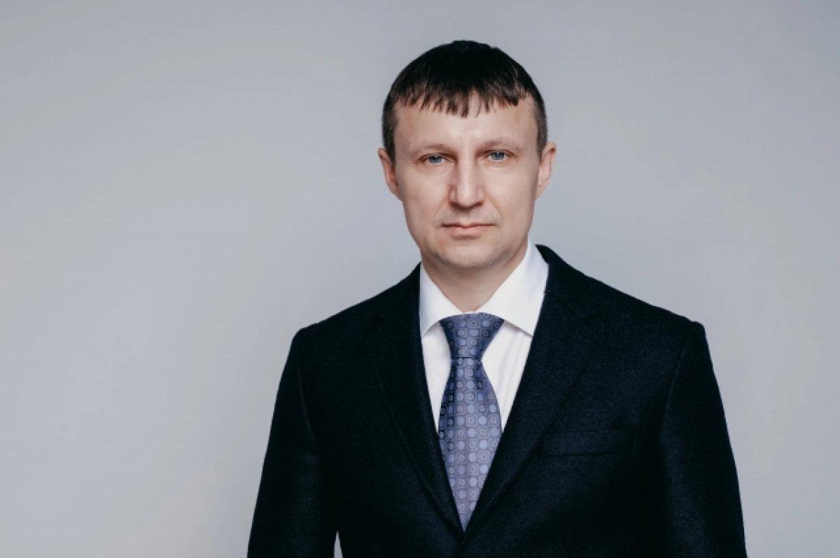 Снять полномочия с Глискова  ⏺Сегодня, 3 июля 2025 года, Законодательное Собрание края рассматривает важный вопрос — снятие полномочий с одного из самого известного в регионе депутата - Александра Глискова , ранее осужденного за получение взятки. По закону, на любой стадии судебного разбирательства подозреваемый имеет право подать обращение о заключение контракта на СВО, что и сделал Александр Александрович, сообщив об этом факте через своих помощников в соц.сетях. Согласно новых поправок в законодательство, суд в этом случае должен приостановить рассмотрение вопроса.   ⏺Однако депутаты и адвокаты утверждали, что суд по формальному поводу, проигнорировал данное требование закона, чтобы создать повод для прекращения депутатских полномочий. Заседание уже стартовало, и хотя итог голосования практически предрешен, ситуация вызывает много вопросов относительно соблюдения прав подсудимого и процедурных норм.  Этот случай демонстрирует важность строгого следования установленным УПК правилам и подчеркивает необходимость справедливого рассмотрения дел, особенно когда речь идет о громких процессах. Вопрос прозрачности судебного процесса вновь оказывается в центре внимания общественности.     Подробности уже скоро в новой программе  медиахолдинга Афонтово  - "Обратная сторона".