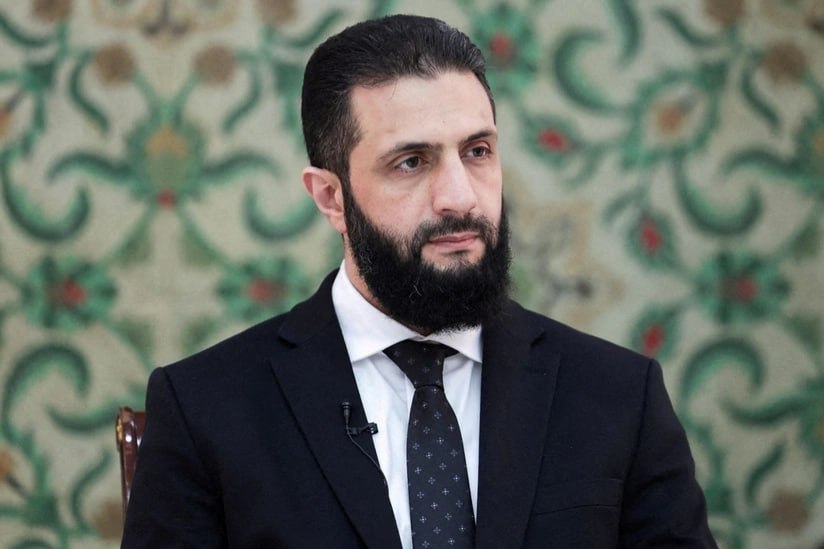 Президент Сирии Ахмед аш Шараа провел телефонные разговоры с президентом Франции Эммануэлем Макроном и президентом Турции Реджепом Тайипом Эрдоганом Обсуждались ситуация в Сирии и регионе вопросы безопасности национального единства и суверенитета страны Стороны подтвердили готовность к продолжению координации и сотрудничества в интересах стабильности и мира