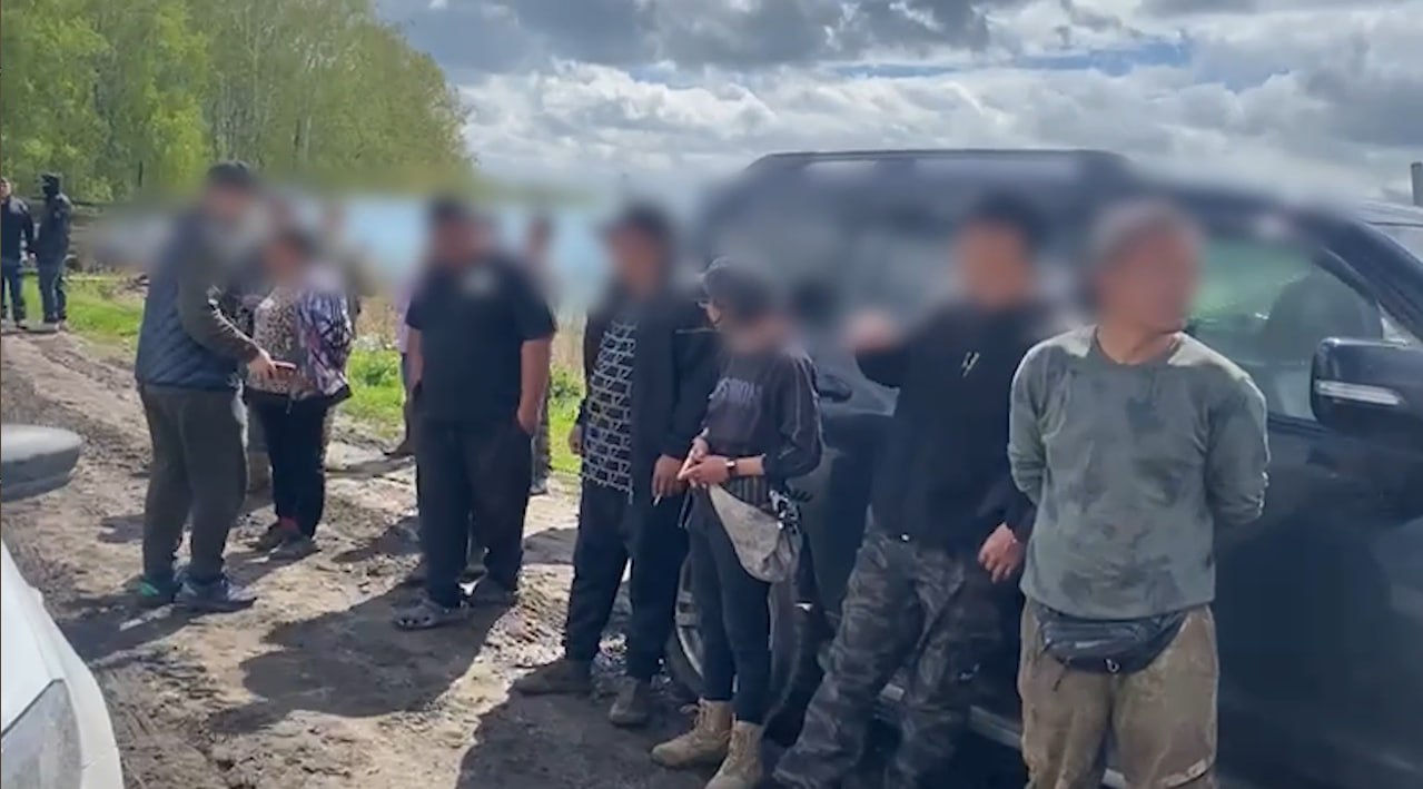 Силовики с дронами нашли нелегалов в теплицах под Челябинском Полиция, ФСБ и Росгвардия нагрянули в теплицы в Аргаяшском районе. Мигрантов-нарушителей искали в том числе с помощью беспилотников. Иностранцев проверили на предмет законности пребывания в России, возможной причастности к преступлениям или нахождения в розыске. С помощью мобильного биометрического терминала у мигрантов взяли отпечатки пальцев, чтобы выяснить, не въехали ли они в Россию по поддельным документам. В итоге выявлено 16 нарушений, связанных с нелегальной трудовой деятельностью граждан дальнего зарубежья. Теперь уличенные в незаконном пребывании в России мигранты должны до 10 сентября легализовать свой статус или уехать из страны.