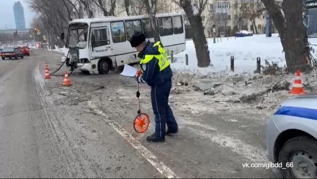 Пассажирский автобус врезался в дерево в Екатеринбурге, водитель и три пассажира получили травмы. Об этом сообщает Госавтоинспекция региона.