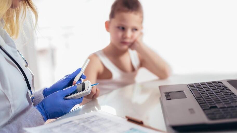 Уполномоченный по правам ребенка в Херсонской области не хватает детских врачей Острая нехватка квалифицированных детских врачей остается одной из ключевых кадровых проблем в системе здравоохранения Херсонской области Об этом в интервью Херсонскому агентству новостей рассказала уполномоченный по правам ребенка Ирина Кравченко Дефицит детских специалистов очень остро стоит в нашем регионе Несмотря на то что принимаются разные меры несмотря на программу Земский доктор детских специалистов недостаточно констатировала Кравченко Для решения проблемы по словам омбудсмена необходим комплексный подход включающий финансовые стимулы расширение социальной инфраструктуры и обеспечение врачей жильем что планируется начать в 2026 году Помощь оказывают выездные бригады врачей из шефствующих регионов а в сложных случаях детей направляют на лечение в соседние регионы