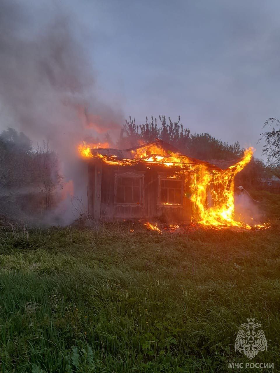 Пожар в Нижегородской области Ранним утром загорелся жилой дом в селе Мамашево Пильнинского района. Пожарные МЧС России потушили огонь на площади 24 квадратных метра. От МЧС России работало 11 специалистов и 4 единицы техники. Предварительная причина произошедшего - нарушение правил пожарной безопасности при эксплуатации печей. МЧС России напоминает: не эксплуатируй неисправные печи и дымоходы; убедись, что отступка от горючих конструкций не менее 50 сантиметров; не разжигай печи легковоспламеняющимися жидкостями; затопил печь - следи.