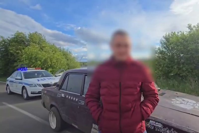 Автомобилист без прав переплыл речку в Тулуне, скрываясь от ГАИ  Водитель автомобиля ВАЗ в Тулуне переплыл речку, скрываясь от инспекторов ГАИ. Не помогло, сообщает пресс-служба Госавтоинспекции Иркутской области.  Сначала 20-летний водитель не остановился по требованию сотрудников ДПС. Началась погоня. Автомобились доехал до речки Азейка, выскочил из салона и кинулся в воду. Мужчина поплыл на другой берег, а инспекторы переехали реку по мосту и встретили его в месте назначения.  Вышедший из воды юноша сознался, что очень испугался. А прав у него не было. В отношении купальщика составили несколько административных протоколов и поместили машину на спецстоянку.   #иркутск