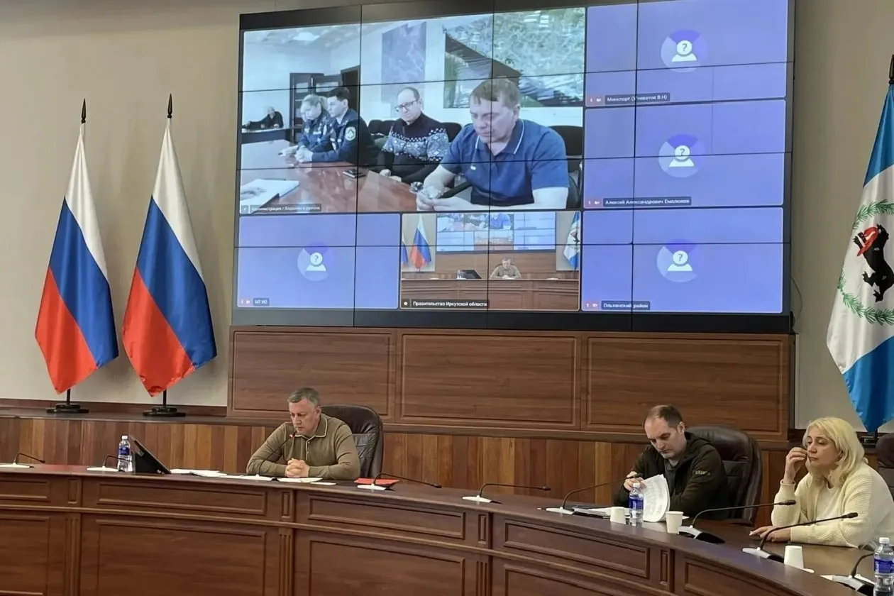 5 тонн воды доставят из Иркутска в Бодайбо грузовым бортом Губернатор региона Игорь Кобзев провёл заседание комиссии по чрезвычайным ситуациям Главной темой стало осложнение гидрологической обстановки на севере региона и аварийная остановка водозабора в городе Бодайбо 10 мая из за активного ледохода на реке Витим водозаборную станцию Роса сместило на берег После этого уровень воды резко упал и водоснабжение города прекратилось Без воды остались 12 котельных и 169 жилых домов в которых проживают 5956 человек включая 1455 детей Работы велись всю ночь но желаемого результата не дали Глава региона озвучил принимаемые меры   IrkutskMedia теперь в МАКС