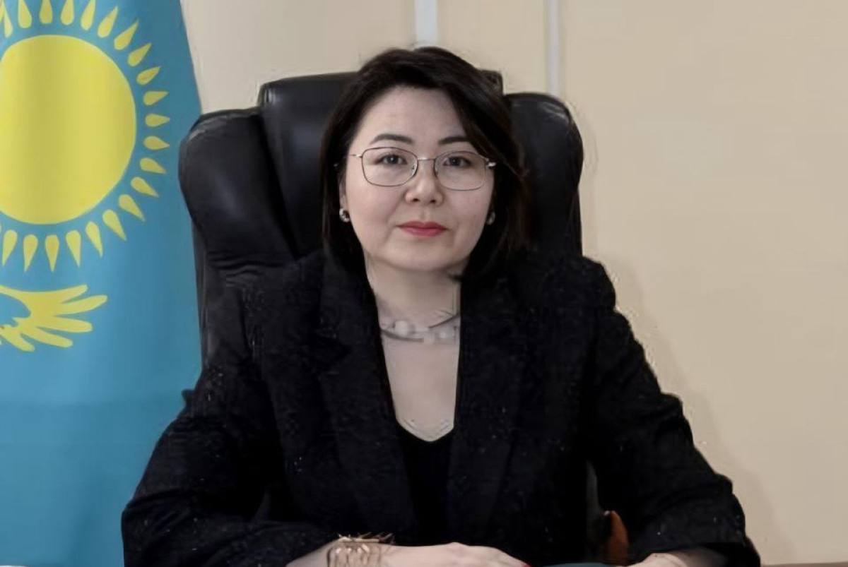 Скандал в Баганашыле снятая после инцидента чиновница вновь получила должность Салтанат Беспаева лишившаяся поста после громкого скандала с переселением воспитанников детского дома Баганашыл в Алматы вновь вернулась на государственную службу передает BAQ KZ Она назначена руководителем управления по развитию языков Алматинской области Согласно данным опубликованным на сайтеакимата региона с 20 октября 2025 года Беспаева приступила к исполнению обязанностей Беспаева родилась в 1975 году окончила Алматинский государственный университет имени Абая по специальности Казахский язык и литература а в 2024 году получила степень магистра бизнес администрирования Работала учителем директором школы затем возглавляла районные отделы образования и культуры Позже заняла пост руководителя управления образования Алматинской области откуда была снята по итогам служебного расследования Напомним весной 2025 года в соцсетях разгорелся скандал вокруг переселения воспитанников детского дома 1 из микрорайона Баганашыл в Алматы в город Конаев Дети записали видеообращение с просьбой не выселять их однако спустя несколько месяцев в сети появилось новое видео уже с кадрами попытки насильственного переселения История вызвала широкий общественный резонанс и привлекла внимание президента Касым Жомарта Токаева который поручил отменить переселение и провести служебное расследование По его итогам своих постов лишились заместитель акима Алматинской области глава управления образования Салтанат Беспаева и руководитель управления внутренней политики Ерик Абитов Теперь Беспаева вновь заняла руководящую должность уже в сфере развития языков В релизе акимата отмечается что она является опытным специалистом с многолетним стажем работы в сфере образования и культуры региона