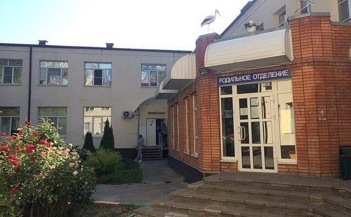 Единственный роддом закроют в Батайске 2 июня В Батайске Ростовской области закроют еще один роддом. В медучреждении на улице Куйбышева рожениц перестанут принимать с 2 июня. Отметим, что это единственный роддом в городе с населением 125 тысяч человек. Учреждение закрывают не на мойку или ремонт, а навсегда. До конца мая направления на роды в городе еще будут выдавать. А скоро будущих мам будут отправлять рожать в донскую столицу. Этот роддом в Батайске был открыт еще в 1937 году. Медпомощь получали беременные женщины со срока 22 недели, роженицы, а также новорожденные дети. В регионе уже несколько лет планомерно закрывают родильные дома. Раньше это касалось небольших поселков, теперь — крупных городов. Только за последние месяцы закрылись роддома в Белокалитвинском и Шолоховском районах, а в 2024-м — в Красносулинском. Эта ситуация вызвала широкий общественный резонанс, и губернатору Юрию Слюсарю пришлось вмешаться. Он объяснил закрытие роддомов нехваткой кадров. В то же время в региональном минздраве утверждают, что это часть оптимизации оказания акушерской и неонатологической помощи. По их мнению, в небольших городах женщины рожают все реже, и содержать крупное отделение и большой штат сотрудников для нескольких рожениц нецелесообразно. Подписаться на "Новости Ростова" Прислать новость