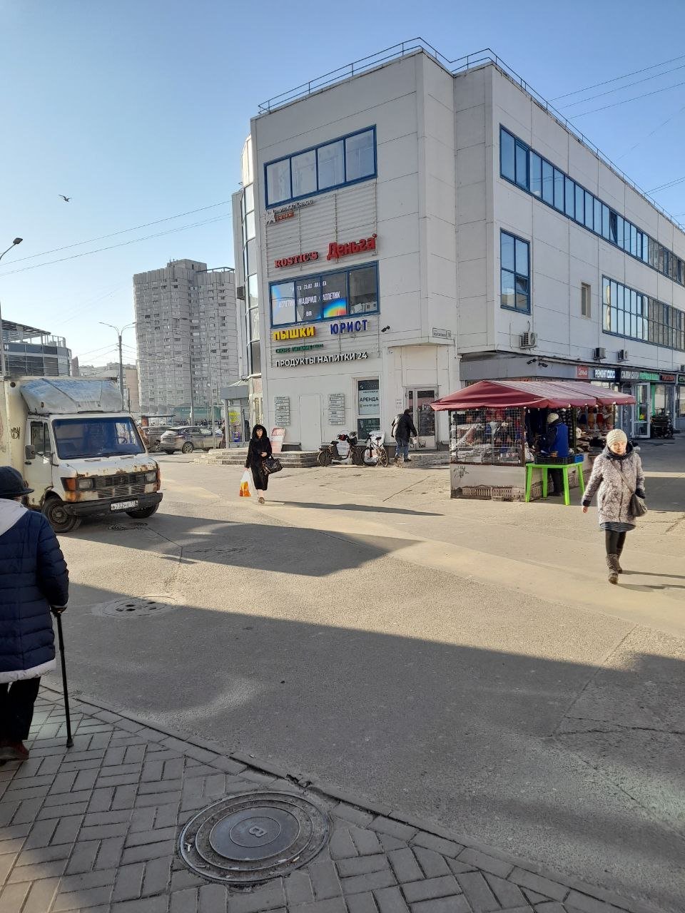 Невольно "Далпорт" стал одной из причин, по которой петербургские депутаты срочно готовят изменения в законодательство.  Как известно, развалы гастарбайтеров стоят на принадлежащей "Далпорту" земле  щедро однажды отданной в частные руки Анатолием Собчаком .  И по закону власти не могут сносить расположенные на частной территории объекты. А публичное обещание навести порядок Александр Беглов дал.  Сегодня законопроект о праве регулировать и размещённые на частной земле павильоны/лотки прошёл первое чтение. Но процесс будет небыстрым.  Поэтому пока у "Приморской" всё та же гнилая рыба, "фасуемая" в стоящих рядом грузовиках-складах, которые по каким-то соображениям "не замечают" ни районная полиция, ни Комитет по законности, ни МЧС и т.д.  Настоящая база антисанитарии и этнической преступности.  Но, слава Богу, благодаря, во многом, именно общим усилиям василеостровцев, теперь меняется и отношение к ситуации со стороны руководства города.  Так что будем верить в лучшее.   "Я   Васильевский"