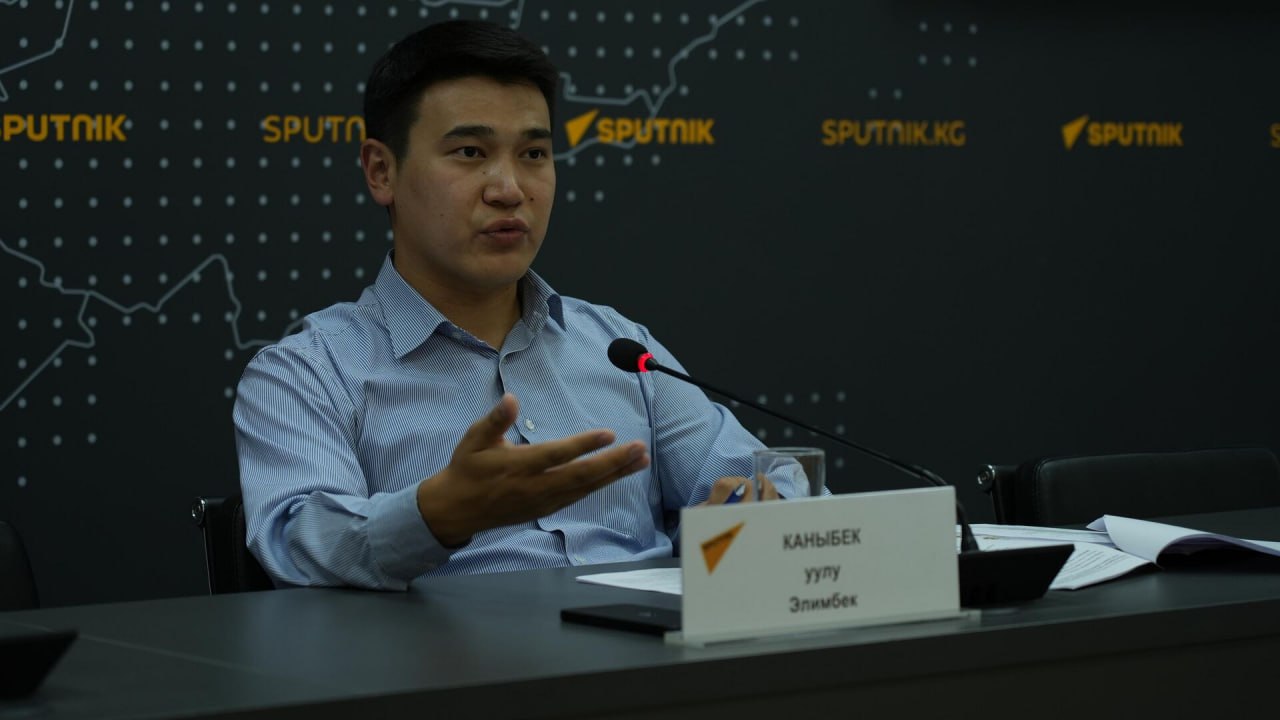 «С биржей для стран ЕАЭС будет меньше серых схем» Глава управления координации ЕАЭС Министерства экономики и коммерции Киргизии Элимбек уулу Каныбек на снимке рассказал о преимуществах запуска общего биржевого ранка Евразийского экономического союза: «Благодаря бирже бизнес из стран ЕАЭС сможет работать напрямую друг с другом. Цена будет устанавливаться автоматически по рыночному спросу и предложению. Биржа гарантирует исполнение сделки. И деньги, и товар переходят странам безопасно, потому что сама площадка это подразумевает. Что даёт создание общей биржи? Она даёт всем одинаковые правила для всех стран ЕАЭС. Меньше серых схем, потому что торговля будет официально фиксироваться. Кроме того, торговля будет осуществляться с использованием нацвалют».