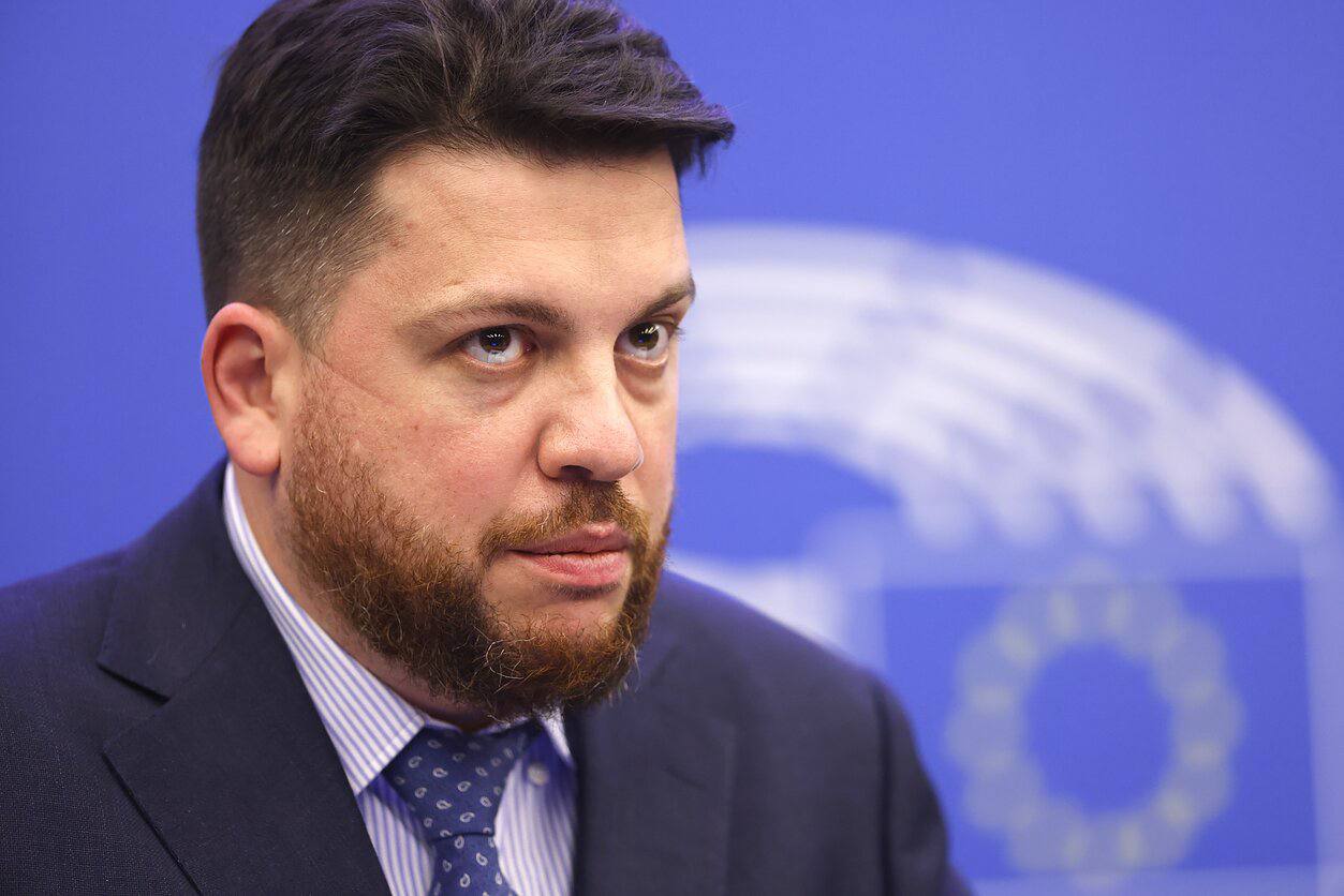  Прокуратура потребовала заочно приговорить Леонида Волкова к 18 годам лишения свободы Об этом сам Волков написал в своем телеграм-канале. Также прокурор потребовал приговорить Волкова к штрафу в 3,9 млн рублей и запретить заниматься любой деятельностью в интернете на 10 лет. В деле 45 эпизодов по девяти уголовным статьям. Приговор, как ожидается, огласят 11 июня. Леонид Волков находится за пределами России. Подписаться Прислать новость