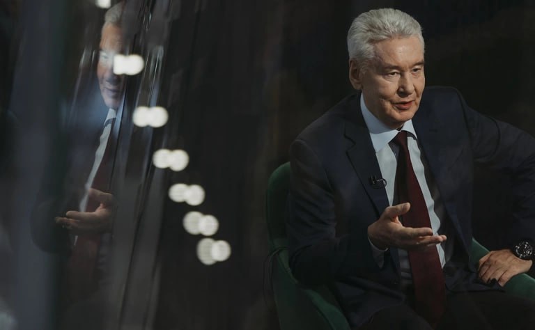 В Москве во всех секторах экономики наблюдается нехватка кадров столице не хватает около 500 тыс специалистов заявил мэр Москвы Сергей Собянин в прямом эфире телеканалов ТВ Центр и Москва 24 По его словам это связано с демографической ситуацией и с активным развитием экономики Что касается рабочих специальностей то это всегда была проблема Сегодня она еще более обострилась Из всей массы людей которые требуются на рынке из 500 тысяч к примеру 70 требуются как раз граждане с рабочими специальностями высококвалифицированные рабочие сказал он Фото Михаил Гребенщиков РБК РБК в Telegram и MAX