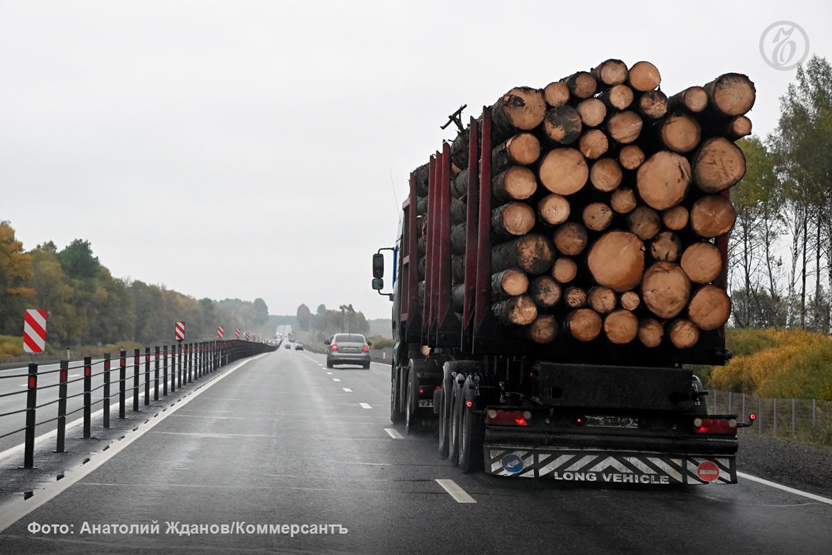 Сокращение срока безвизового пребывания в России для иностранных граждан привело к проблемам с экспортом продукции лесопромышленного комплекса автотранспортом рассказали Ъ участники отрасли Водители транспортных компаний из стран ближнего зарубежья успевают сделать не более трех рейсов в год Один рейс туда обратно занимает около 30 дней с учетом прохождения границы таможни и загрузки Получается что один водитель за год может сделать не больше трех рейсов и то с риском депортации если он вдруг задержится где то на маршруте поясняет источник Ъ в отрасли Проблема коснулась в основном средних и мелких предприятий Участники сектора уже отмечают ухудшение финансовых показателей и планируют обращение в правительство Ъузнал