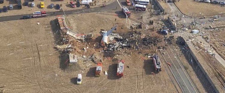 Пилоты разбившегося в декабре Boeing 737 Jeju Air отключили не тот двигатель, следует из промежуточного отчета. Согласно документу, правый двигатель был сильно поврежден попаданием птиц, левый оставался работоспособным, но был выключен экипажем. Отчет показали родственникам жертв трагедии на закрытой встрече. Он вызвал возмущение. Один из родственников отметил, что семьи не могут принять отчет комиссии, который попросту перекладывает вину на пилота, игнорируя такие факторы, как уклон полосы, бетонные конструкции в конце ВПП и возможные технические неисправности. Отчет фактически возлагает всю ответственность на погибших птиц и погибших пилотов, заявил адвокат семей. Представитель родственников добавила: если комиссия делает вывод о том, что причиной катастрофы стало отключение экипажем не того двигателя, необходимо предоставить документы, это обосновывающие и способные убедить семьи, что такие выводы неизбежны, а не просто выдать им готовое заключение без доказательств. После представления семьям погибших отчет собирались презентовать на пресс-конференции. Накануне один из чиновников сообщил южнокорейским СМИ, что экипаж должен был отключить правый двигатель, а выключил левый. Но после всплеска негодования со стороны семей на закрытой встрече, южнокорейский Минтранс изъял все копии промежуточного отчета и заявил, что отчет не был официально опубликован. Пресс-конференцию отменили. Boeing 737 Jeju Air разбился в Южной Корее после прилета из Бангкока в Муан. В небе самолет столкнулся с птицами. Садился с невыпущенными шасси, пролетел по ВПП, выкатился за ее пределы, врезался в бетонное ограждение и загорелся. На борту находился 181 человек, выжили двое бортпроводников, находившихся в хвостовой части ВС. ™ Пристегните ремни