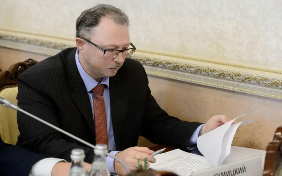 Отсидевший экс-чиновник Игорь Кумицкий стал помощником ректора ВГТУ В Воронежском государственном техническом университете ВГТУ на должность помощника ректора Дмитрия Проскурина назначен Игорь Кумицкий, ранее отбывший уголовное наказание. Информация об этом размещена на официальном сайте вуза. Дата вступления в должность не уточняется. Напомним, Игорь Кумицкий долгое время работал в областном экономическом департаменте и дослужился до первого заместителя руководителя. Кумицкий оставил должность в августе 2020 года добровольно, однако спустя всего неделю было возбуждено уголовное дело на основании материалов регионального управления ФСБ. По версии следствия, Кумицкий незаконно продлил инвестиционный налоговый кредит для ООО «Стройсервис», несмотря на выявленное налоговой службой нарушение правил налогообложения, что должно было привести к отмене налоговых льгот. В результате действий бывшего руководства ведомства сумма кредита выросла до 78,9 млн рублей. Первоначально районный суд назначил Кумицкому штраф в размере 50 тыс. рублей, однако прокуратура сочла приговор слишком мягким и обжаловала его. В сентябре 2022 года областной суд ужесточил наказание, приговорив бывшего чиновника к году лишения свободы в колонии-поселении.