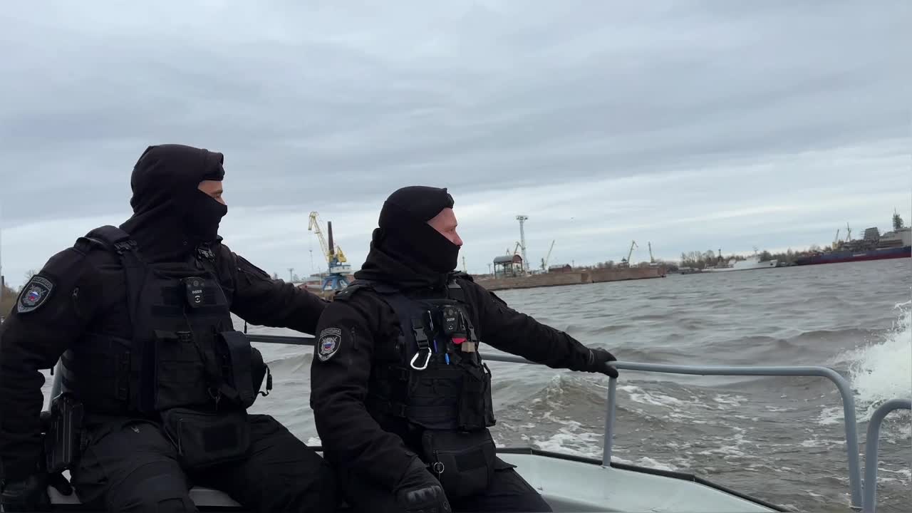 Полиция Кронштадта провела рейд, выявив 25 миграционных нарушителей